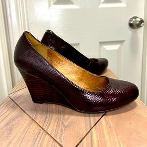 Clarks Artisan Women's Burgundy Leather Slip On Wedge Heels Pump Shoes 8M